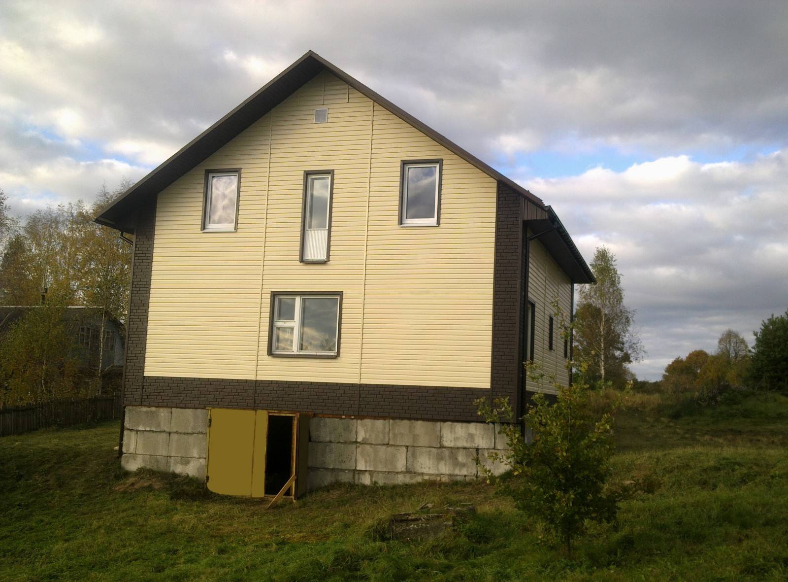 Сайдинг корабельный брус кофе с молоком + кирпич коричневый