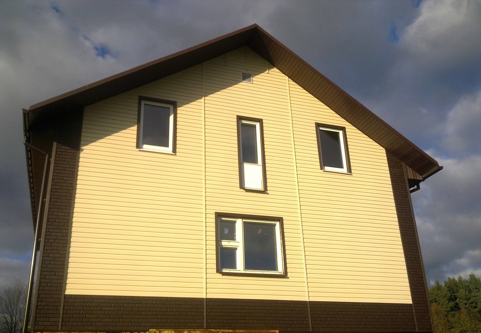 Сайдинг Корабельный брус кремовый + кирпич коричневый